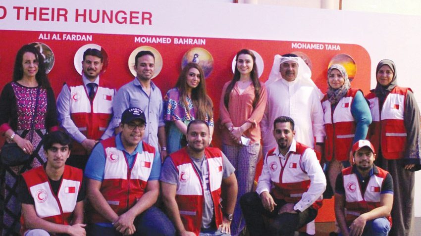 متطوعو الهلال الأحمر البحريني يجمعون التبرعات للأسر المتعففة