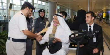 شرطة أبوظبي تستقبل المسافرين من كبار السن في المطار بالورد