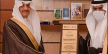 أمير الشرقية يلتقى أمين عام جمعية البر بالشرقية ويبارك حصولها على جائزة المؤسسات المتميزة في مجال رعاية الأسرة العربية 2020م