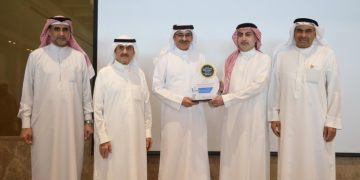 منح سعادة وزير التنمية الاجتماعي البحريني ” وسام القيادة المسؤولة في مجال رعاية كبار السن”