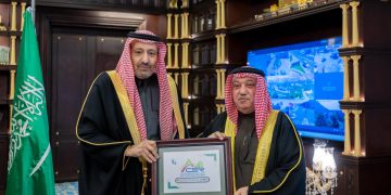 الأمير حسام بن سعود يتسلم مفتاح المدينة العربية المسؤولة اجتماعيًا بعد أن تُوّجت مدينة الباحة بجائزتها لعام 2025